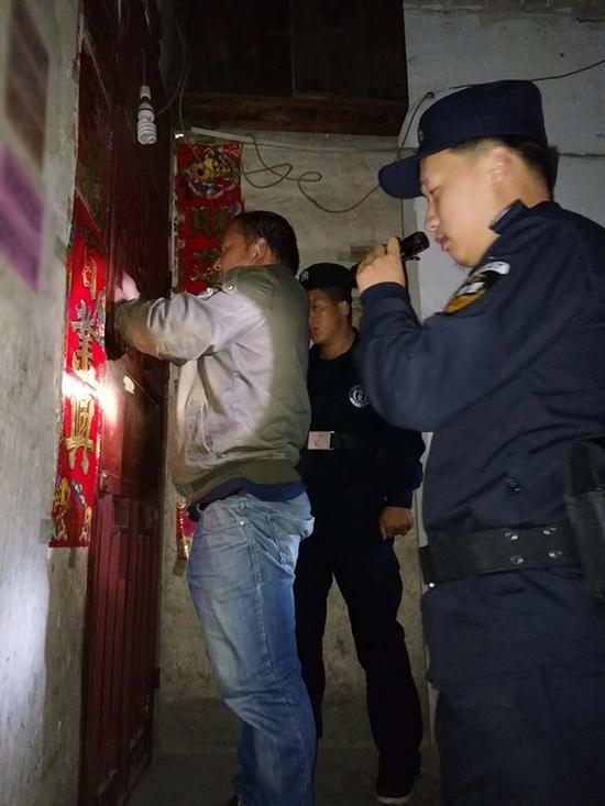 桑郎镇粗心妈妈误将幼女锁家中 
