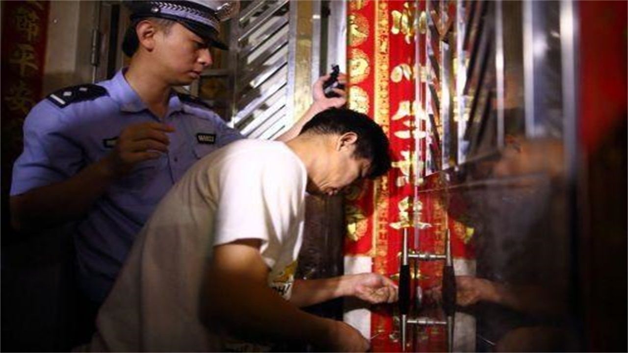 桑郎镇请开锁师傅开了锁后，师傅